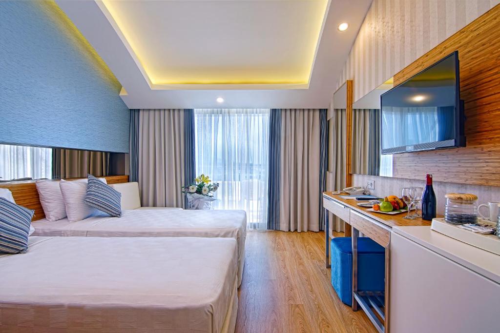Moderns numurs ar divām gultām viesnīcā Dosinia Luxury Resort.