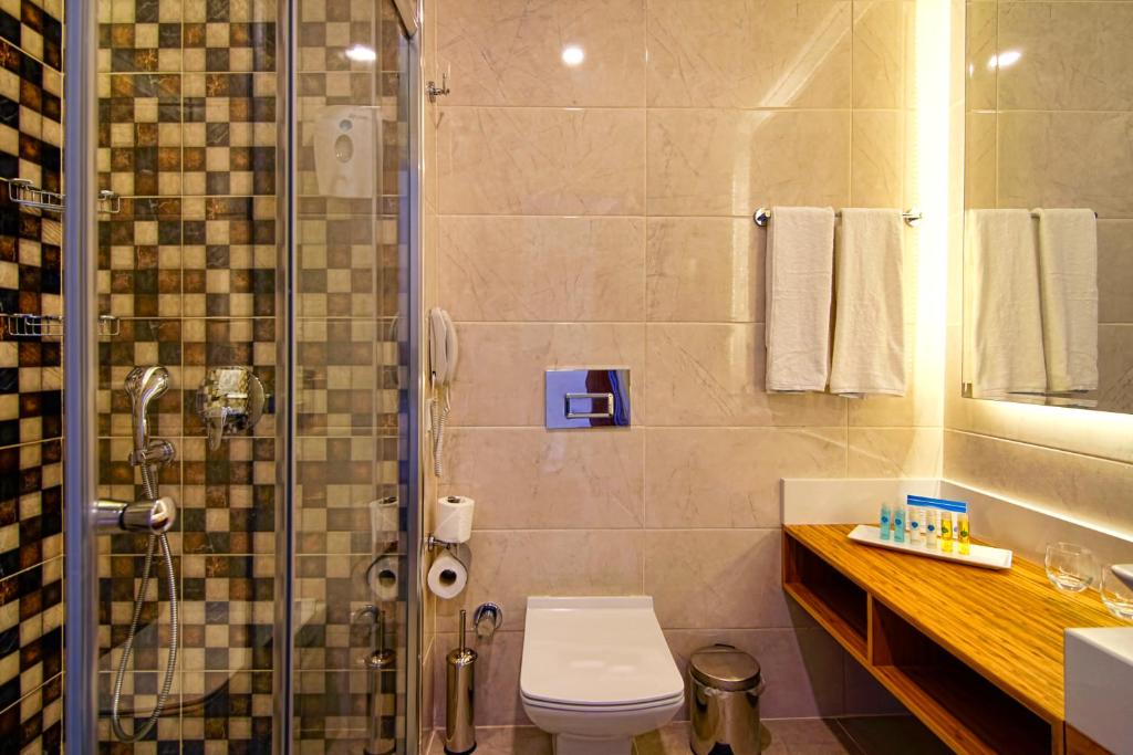 Mūsdienīgs vannas istabas interjers ar dušu, Dosinia Luxury Resort