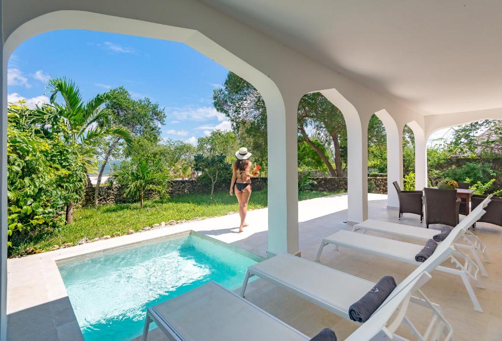 Konokono Beach Resort privātais baseins ar terasi piekrastē