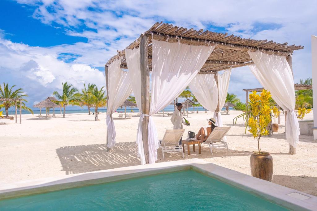 Atpūta Konokono Beach Resort pludmalē ar skatu uz jūru.