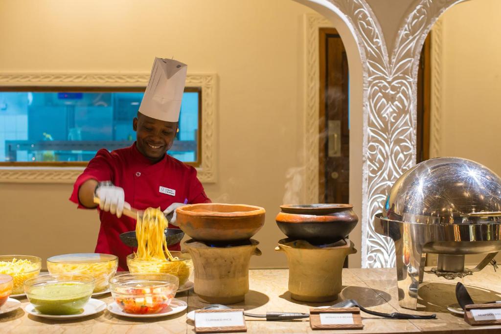 Šefpavārs gatavo makaronus Konokono Beach Resort restorānā.