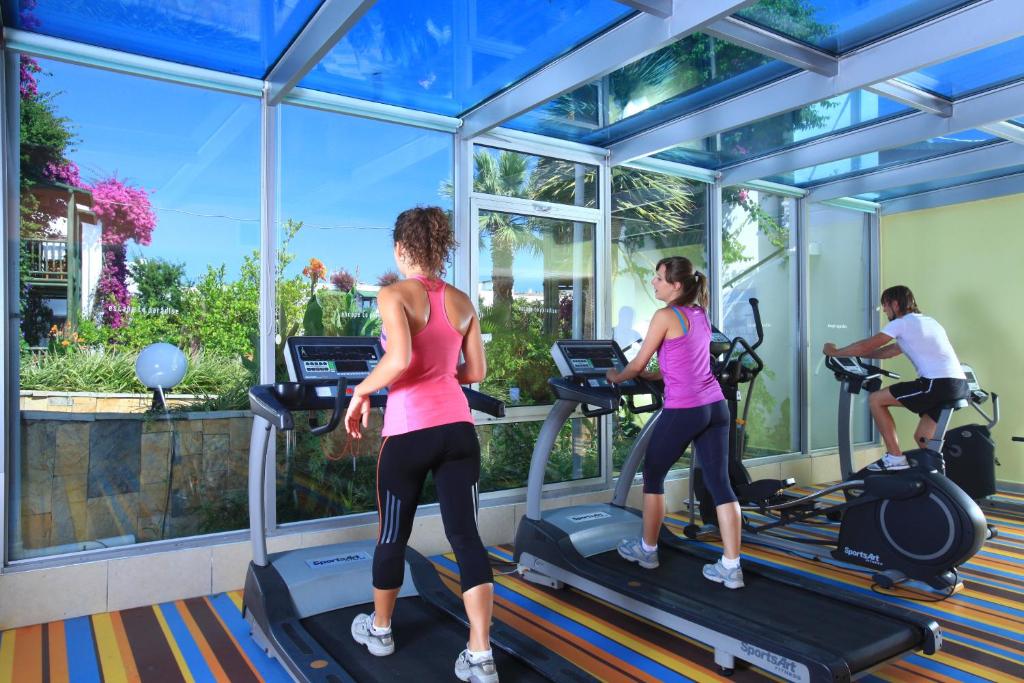 Moderns trenažieru zāle Parkım Ayaz Hotel ar skatu uz dārzu.