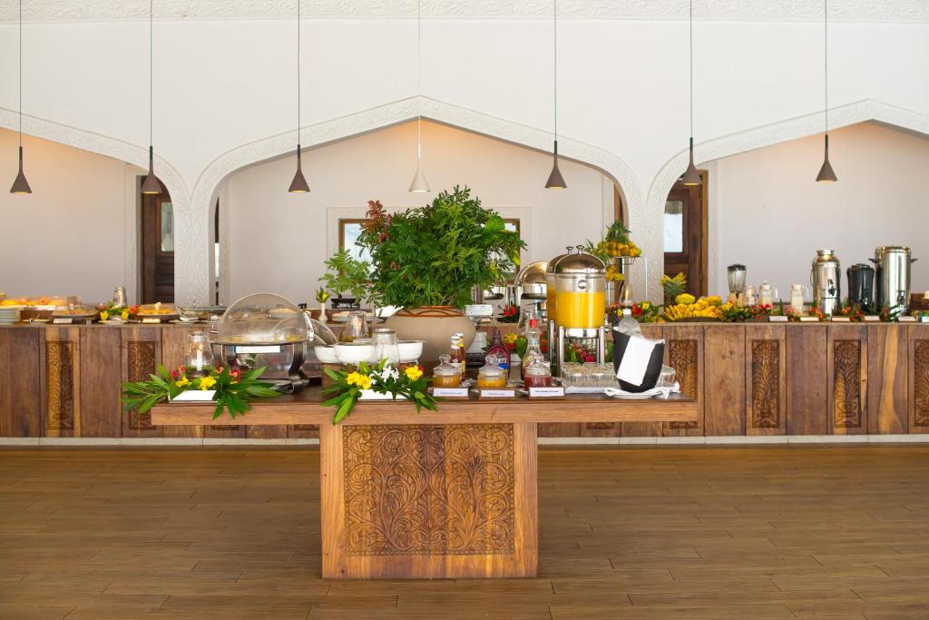 Konokono Beach Resort brokastu bufete ar dažādiem ēdieniem