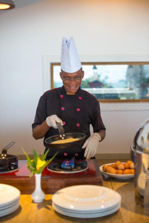 Šefpavārs gatavo maltīti Konokono Beach Resort.