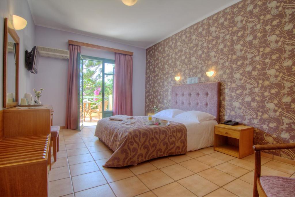 Mūsdienīgs viesnīcas numurs ar elegantu sienu apdari un piekļuvi balkonam, kas piedāvā dārza skatu. Interjers ir gaišs un mājīgs, ar ērtu gultu un mēbelēm.