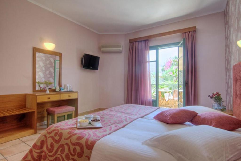 Mūsdienīgs viesnīcas numurs ar gultu, koka mēbelēm un balkonu, caur kuru ieplūst dabiska gaisma. Numurā ir televizors un spogulis, kā arī sagatavots uzkodu šķīvis.