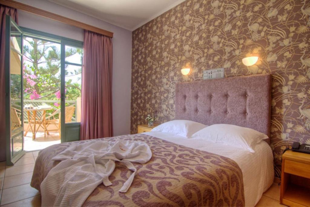 Moderns viesnīcas numurs ar divguļamo gultu, ziedu tapetēm un balkonu, no kura paveras skats uz zaļumu. Numurā atrodas koka mēbeles un silta apgaismojuma elementi.