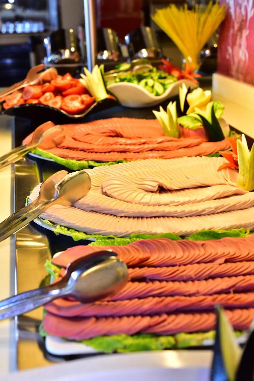 Bagātīgs uzkodu bufete Parkım Ayaz Hotel ar gaļas un dārzeņu platēm.