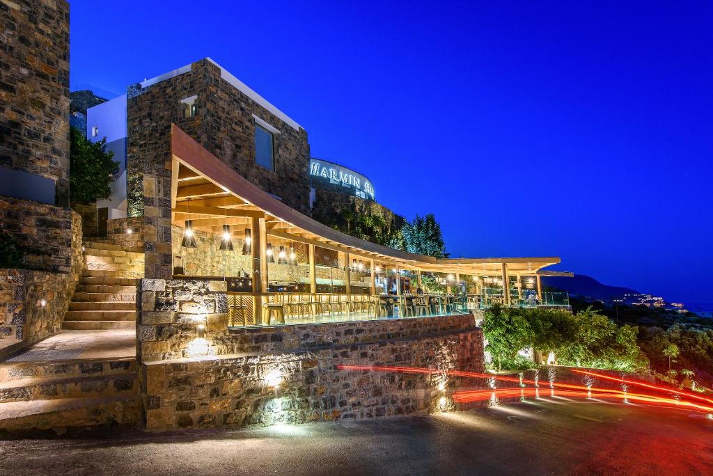 Royal Marmin Bay Boutique & Art Hotel terase ar mūsdienīgu arhitektūru naktī