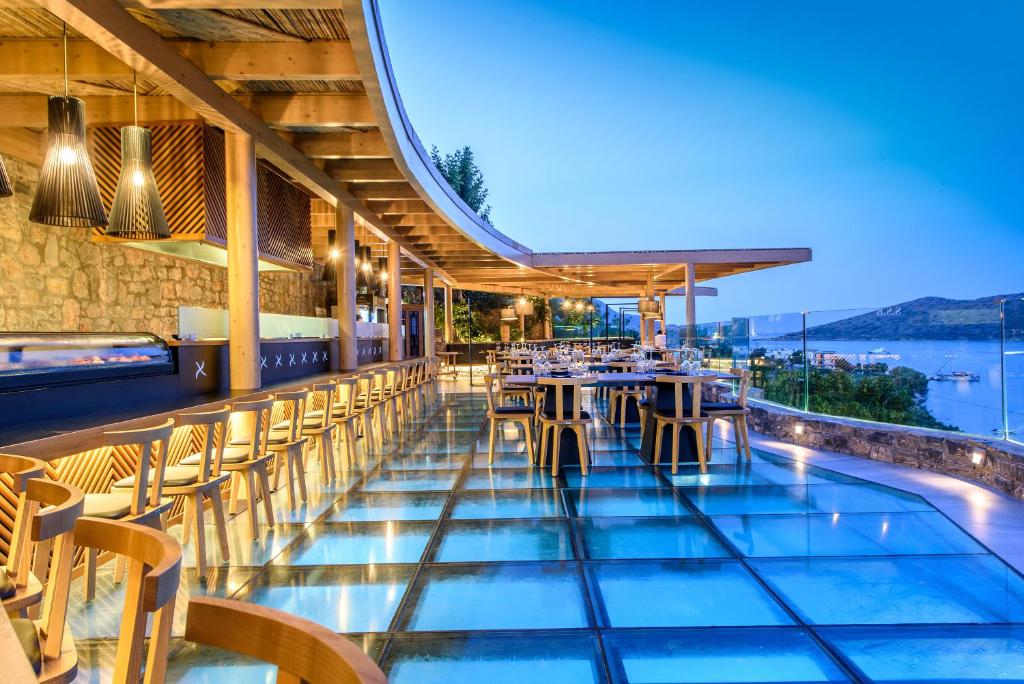 Royal Marmin Bay Boutique & Art Hotel terase ar skatu uz jūru