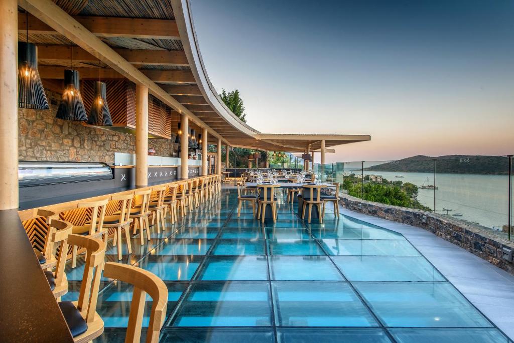 Elegantā terase pie Royal Marmin Bay Boutique & Art Hotel ar skatu uz piekrasti