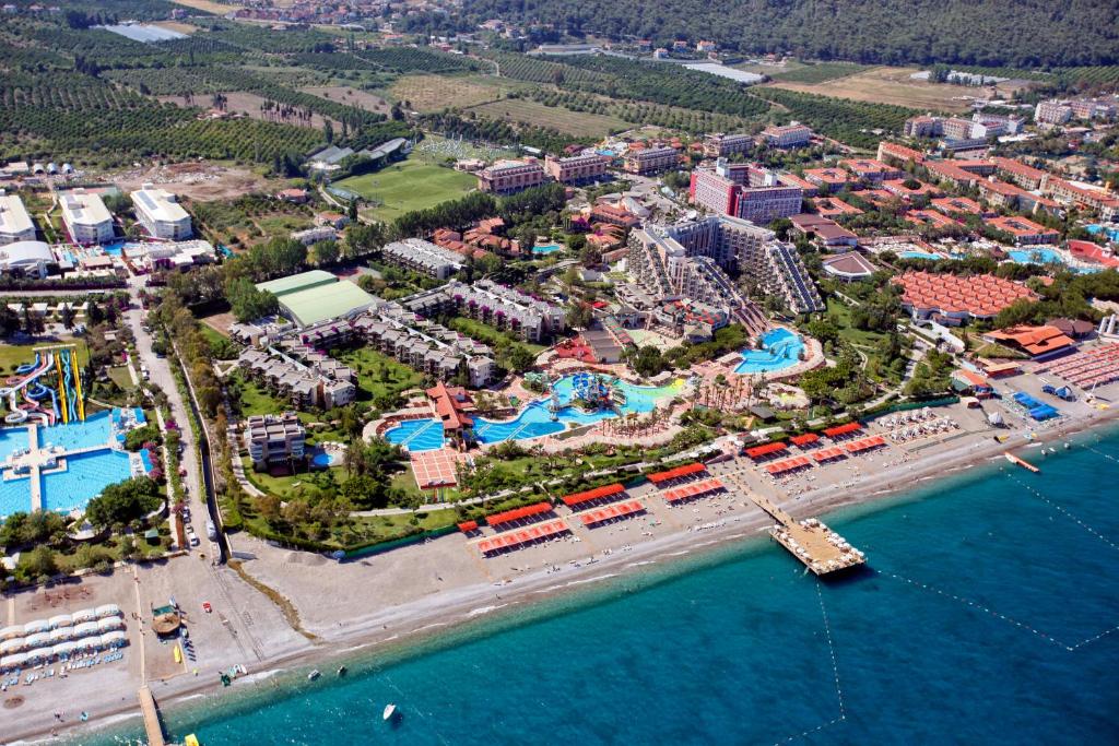 Gaisa skats uz Limak Limra Hotel & Resort un apkārtni piekrastē.