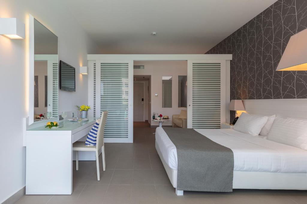Mūsdienīgs numurs Princess Andriana Resort & Spa ar divguļamo gultu un rakstāmgaldu.