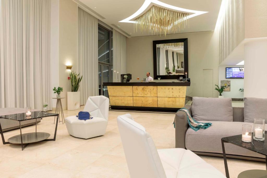 Mūsdienīgs viesnīcas Princess Andriana Resort & Spa reģistratūras interjers.