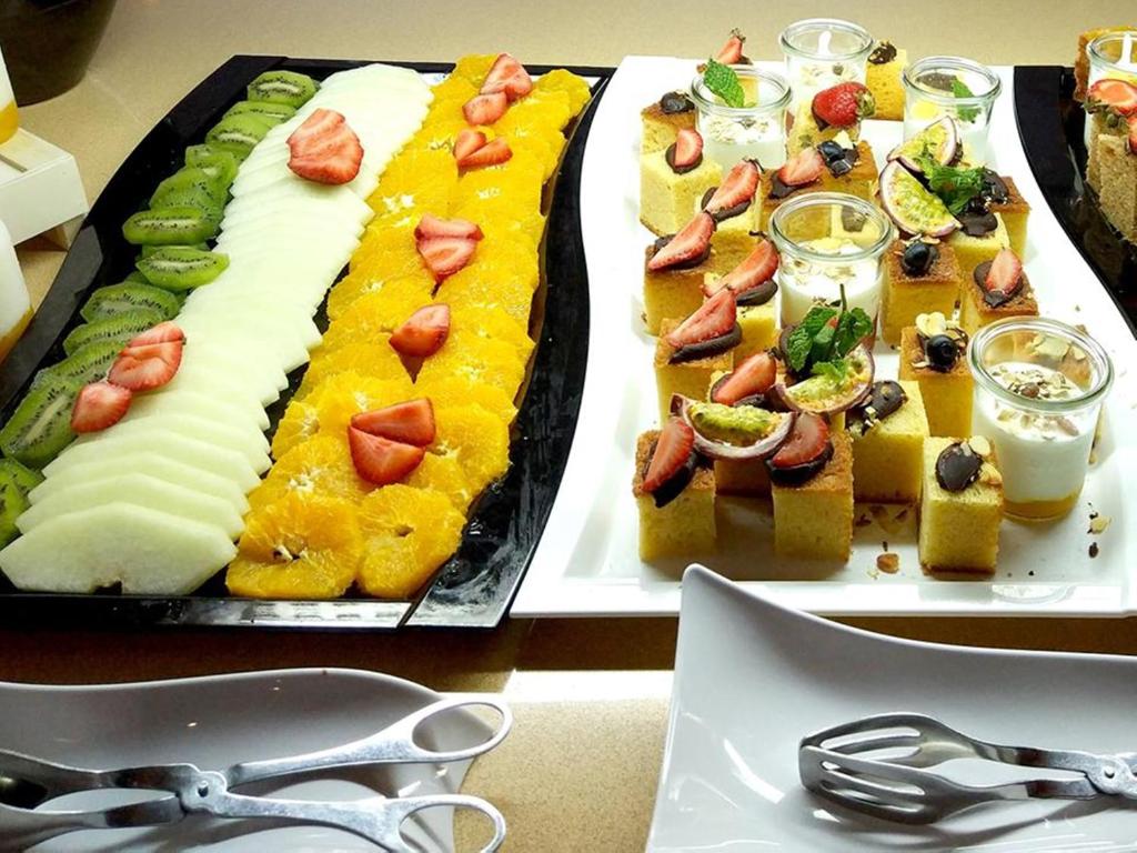 Svaigu augļu un desertu izlase AP Victoria Sport & Beach Hotel restorāna bufetē