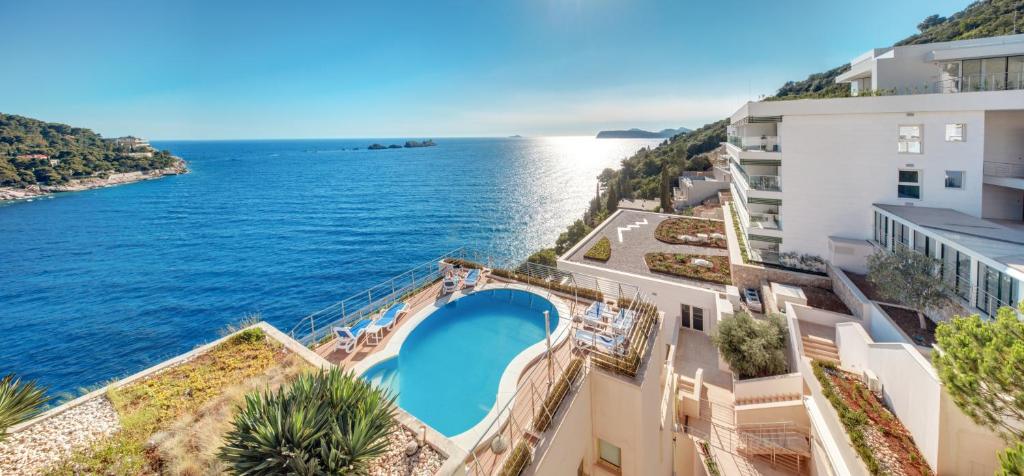 Mūsdienīgs kūrorts ar baseinu un skatu uz jūru, ko ieskauj zaļumi un kalni. Ideāla vieta relaksācijai pie ūdens.