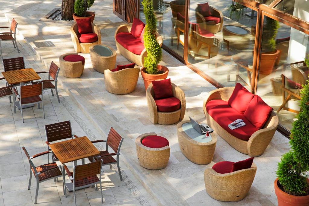 Marti Myra Hotel terases zona ar komfortablām mēbelēm un augiem