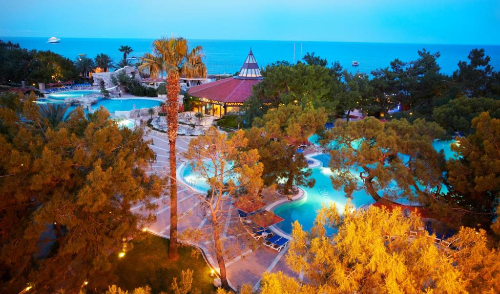 Marti Myra Hotel baseins ar skatu uz jūru