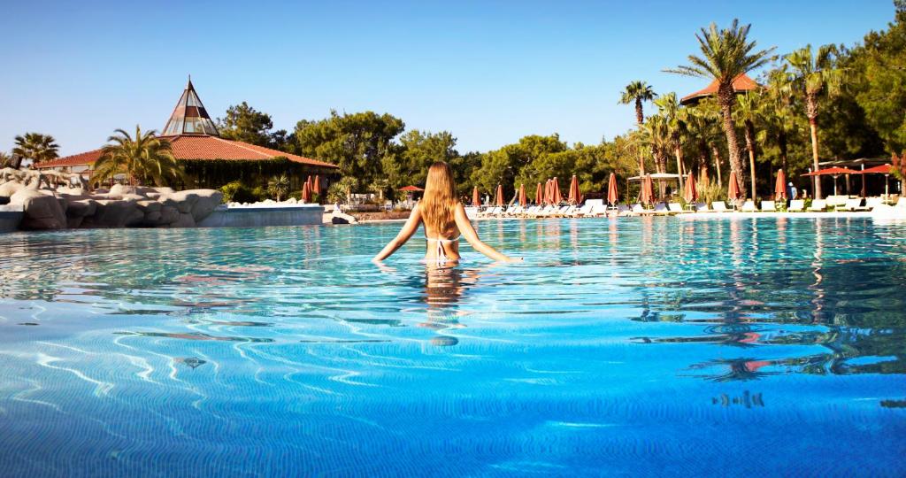 Marti Myra Hotel baseins ar atpūtujošu atmosfēru un palmām