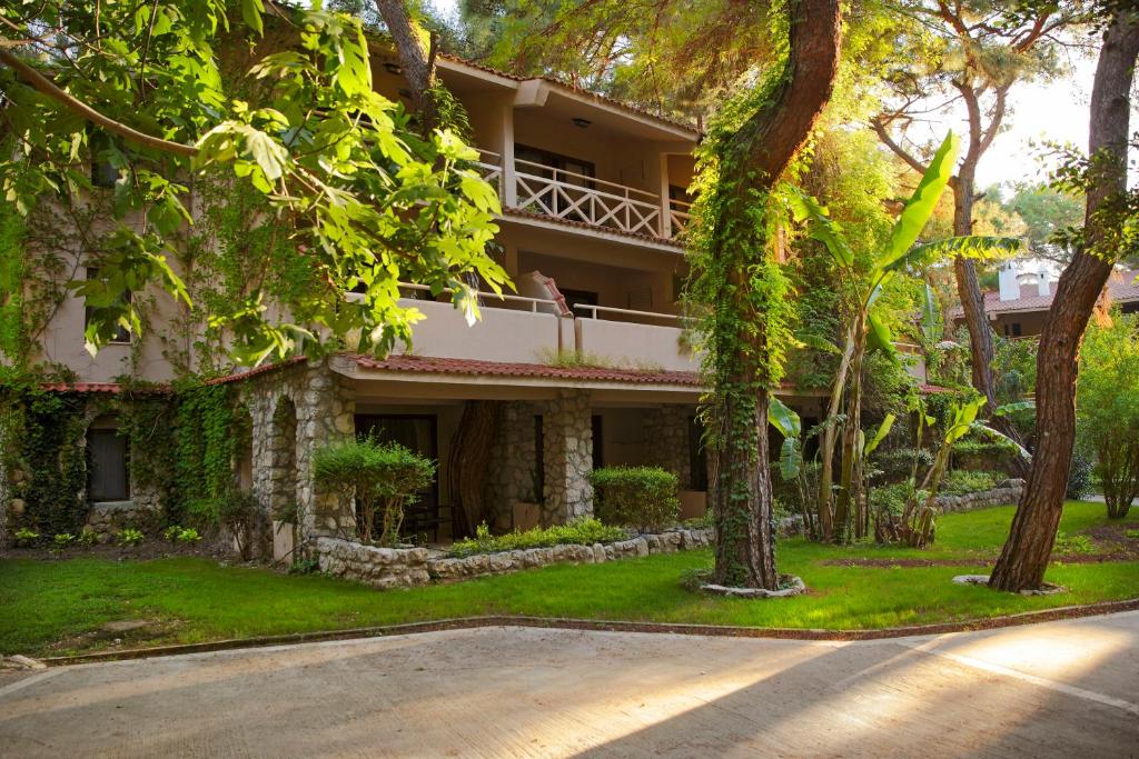 Marti Myra Hotel zaļā apkārtne ar dabīgiem elementiem