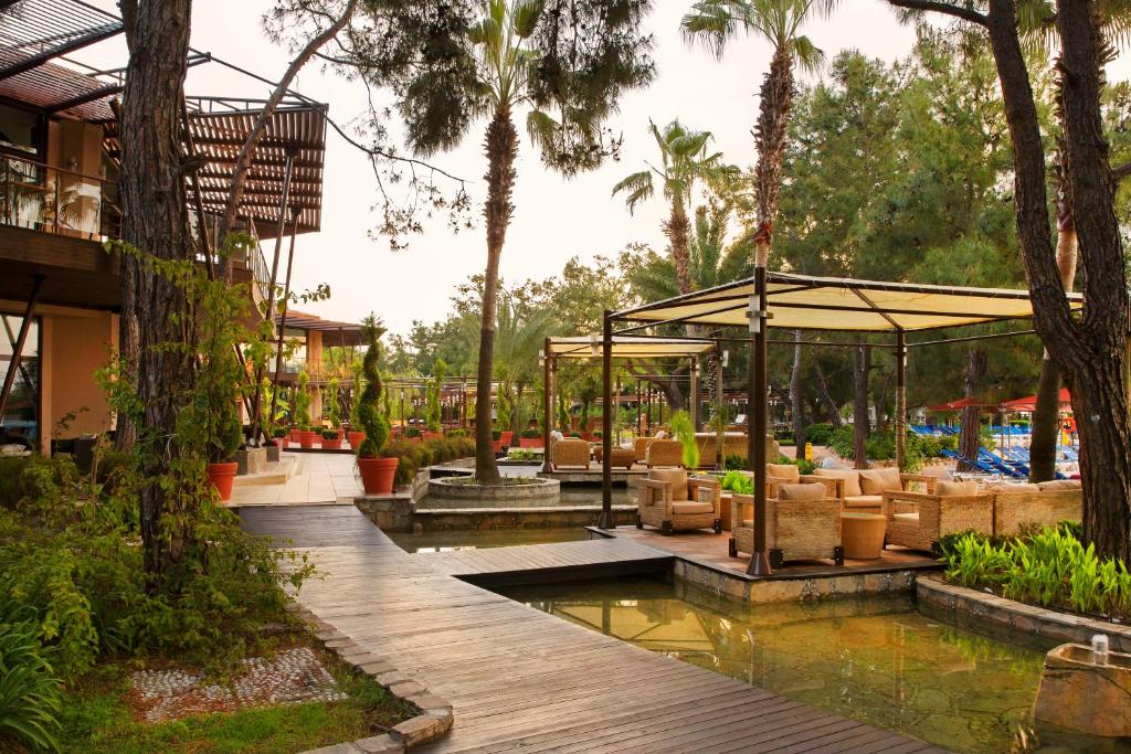 Marti Myra Hotel dārza zona ar atpūtas vietām un palmām
