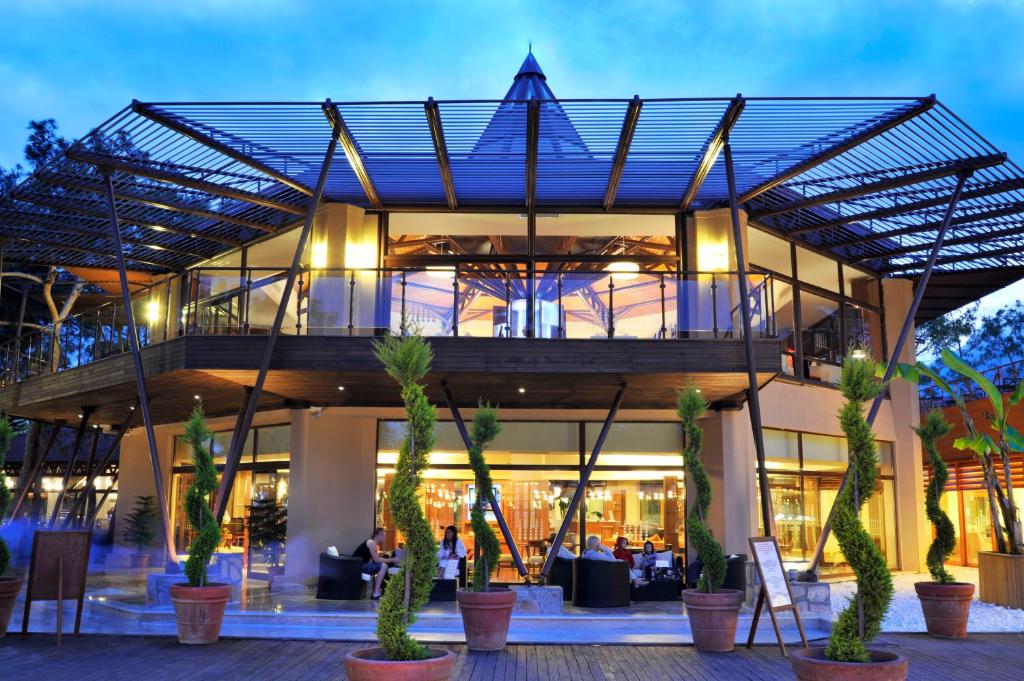 Marti Myra Hotel modernā ēka ar terasi un viesiem, kas relaksējas