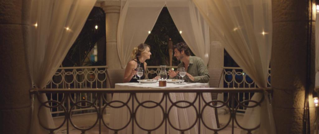 Romantiska vakariņas diviem elegantā restorānā ar gaismas dekorācijām un maigu atmosfēru.