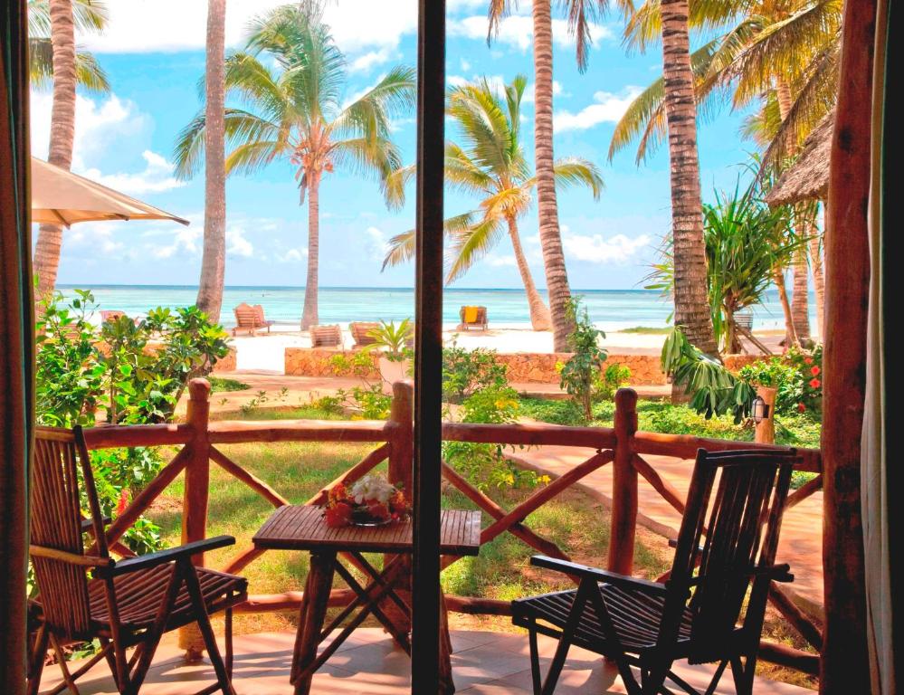 Sultan Sands Island Resort balkons ar skatu uz pludmali