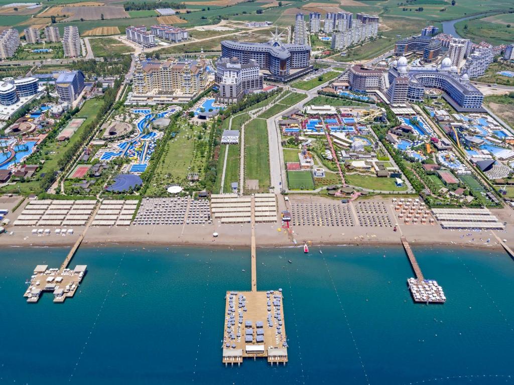 Gaisa skats uz Royal Seginus viesnīcu un pludmali piekrastē.