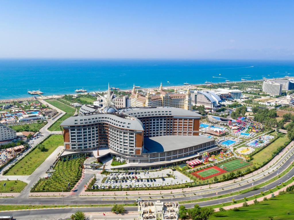 Royal Seginus viesnīca piekrastē ar ūdens slidkalniņiem un peldbaseiniem