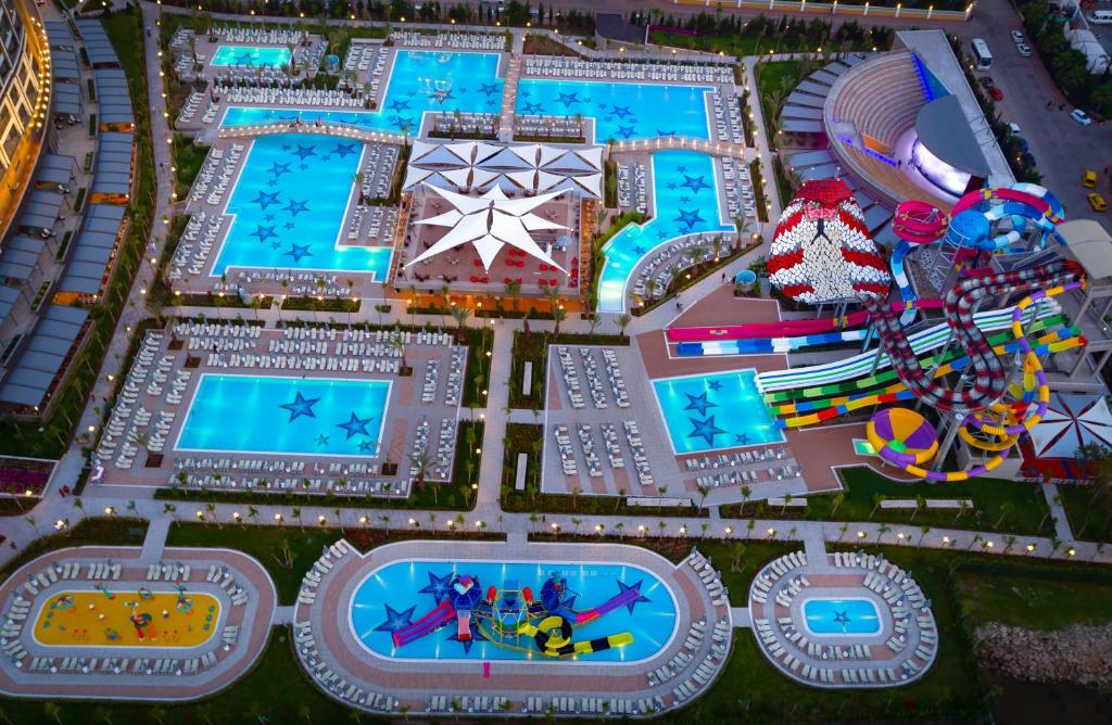 Royal Seginus viesnīcas ūdensparks un baseini ar saules gultām