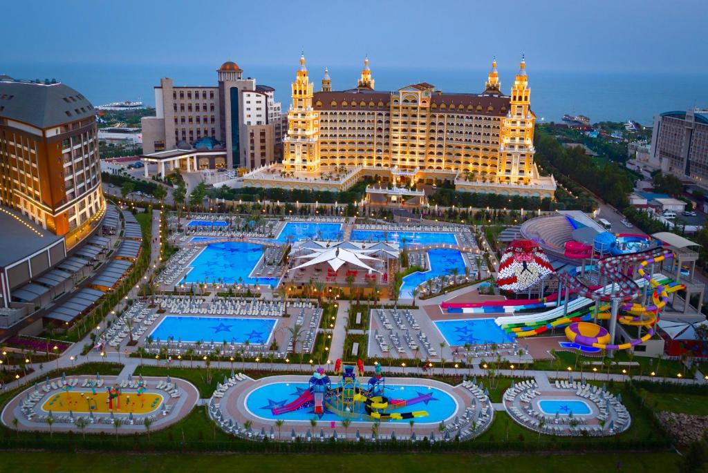 Skats uz Royal Seginus viesnīcu un tās ūdens atrakciju parku piekrastē