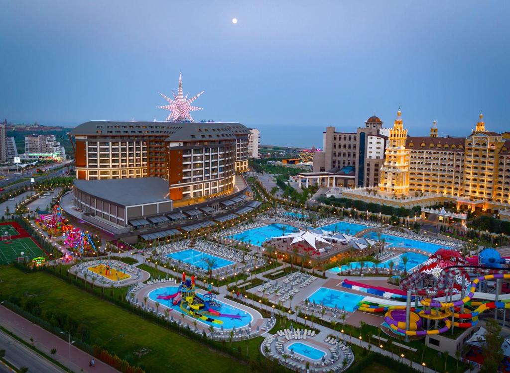 Royal Seginus viesnīca ar peldbaseiniem un izklaides iespējām piekrastē.