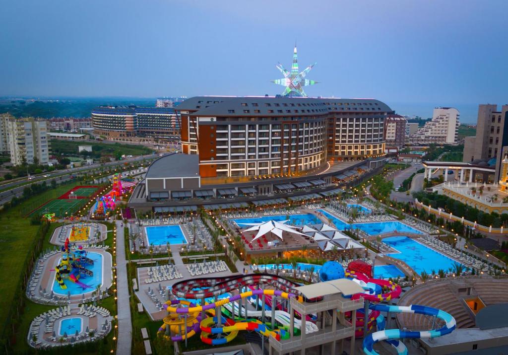 Royal Seginus viesnīca ar baseiniem un ūdens atrakcijām piekrastē