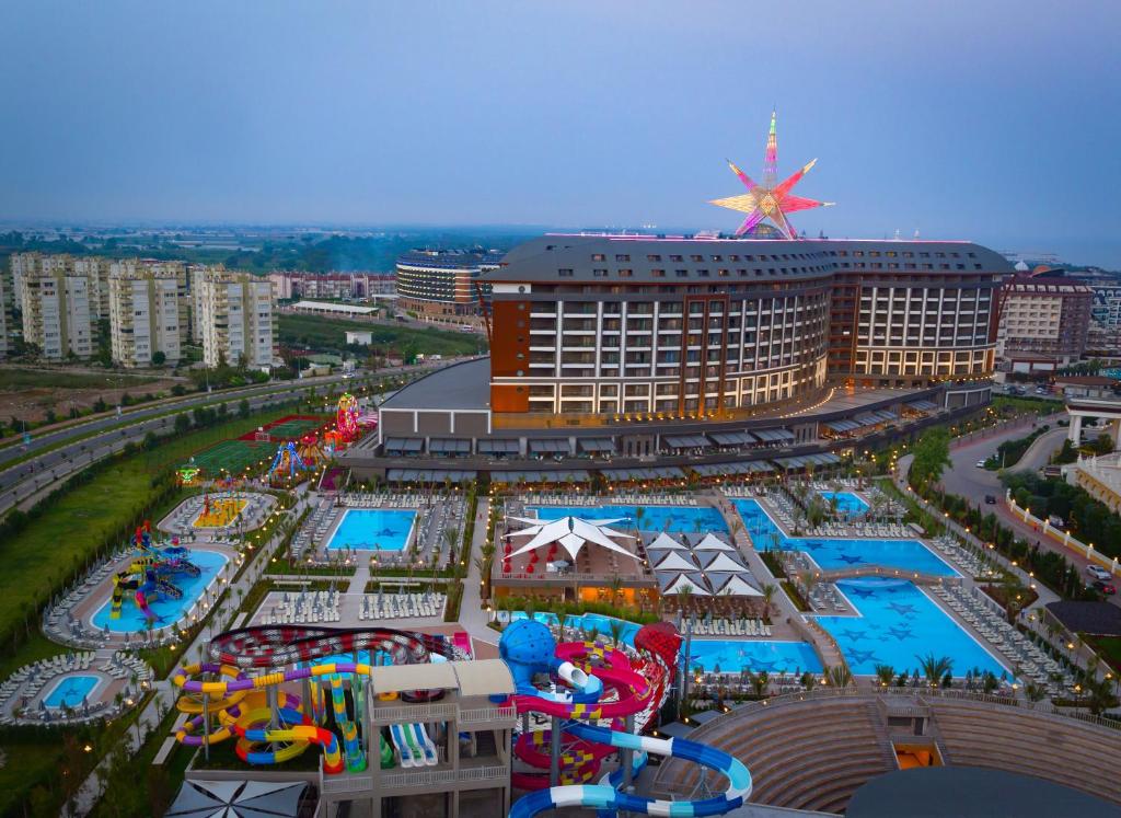 Royal Seginus viesnīca ar ūdens atrakcijām un peldbaseiniem piekrastē