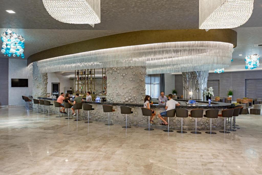 Royal Seginus viesnīcas bārs ar modernu interjeru un apgaismojumu.