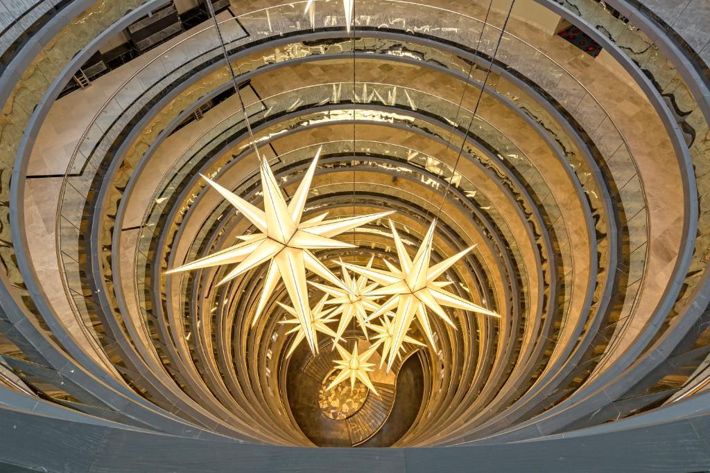 Apskats uz spirālveida kāpnēm ar zvaigžņu formas gaismekļiem Royal Seginus