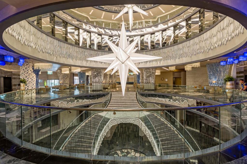 Mūsdienīgs interjers viesnīcā Royal Seginus ar elegantu centrālo kāpņu telpu.