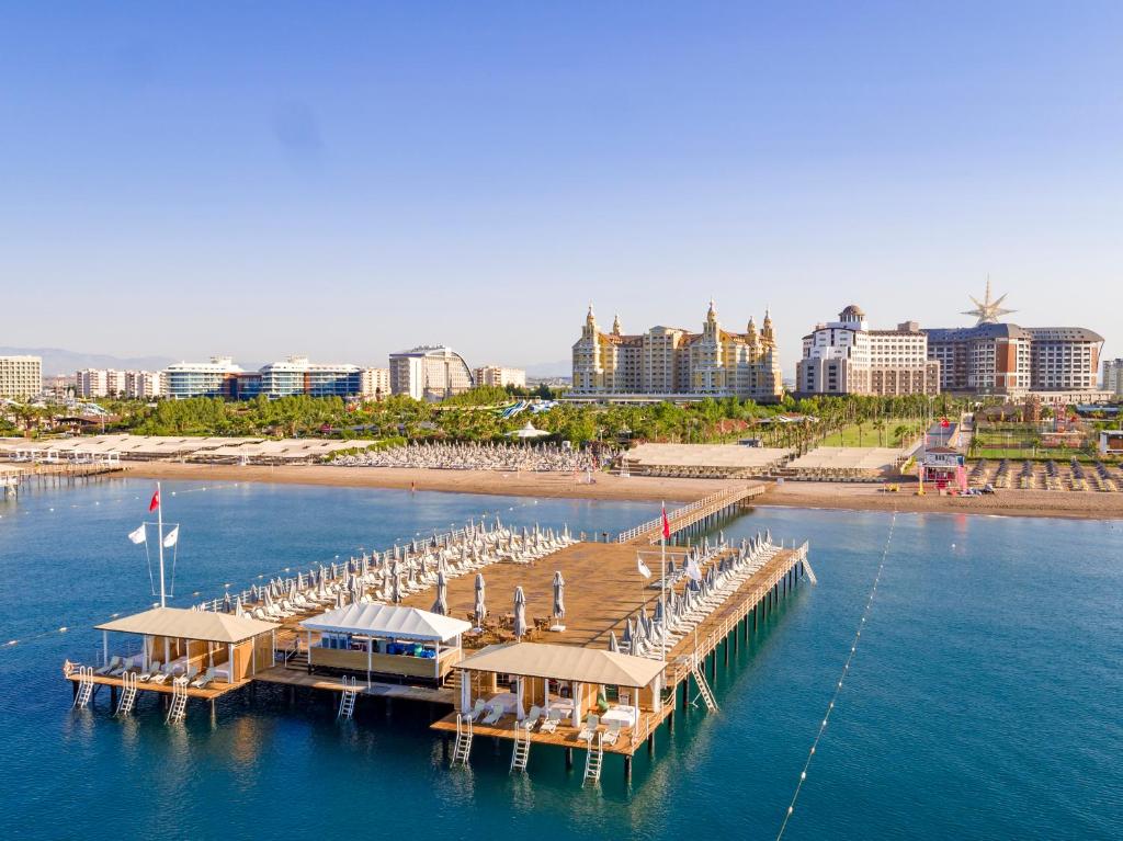 Royal Seginus viesnīca piekrastē ar pludmales promenādi un sauļošanās krēsliem