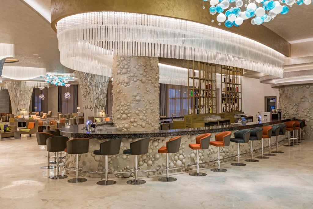 Mūsdienīgs bārs ar elegantu apdari viesnīcā Royal Seginus