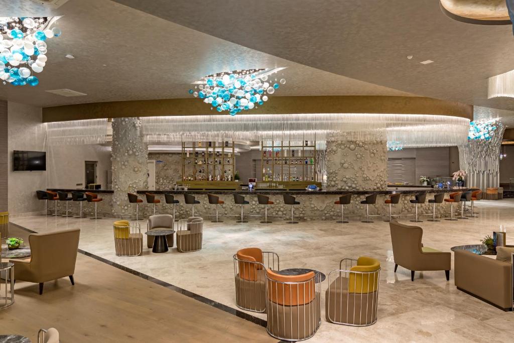 Mūsdienīgs bārs ar stilīgām gaismām viesnīcā Royal Seginus.