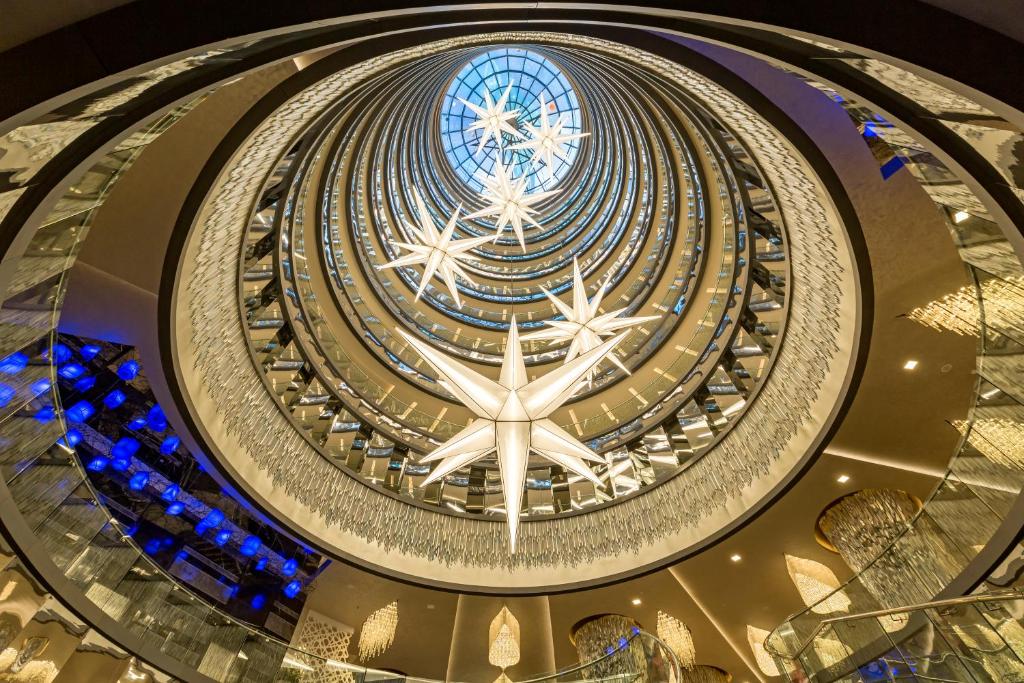 Eleganta interjera skats uz griestiem viesnīcā Royal Seginus.