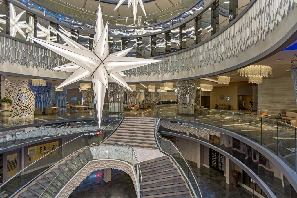 Mūsdienīga recepcija ar izsmalcinātu dizainu viesnīcā Royal Seginus