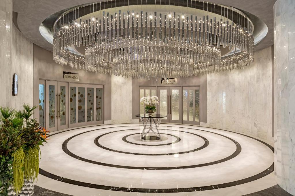 Luksusa halles interjers ar kristālu lustru Royal Seginus