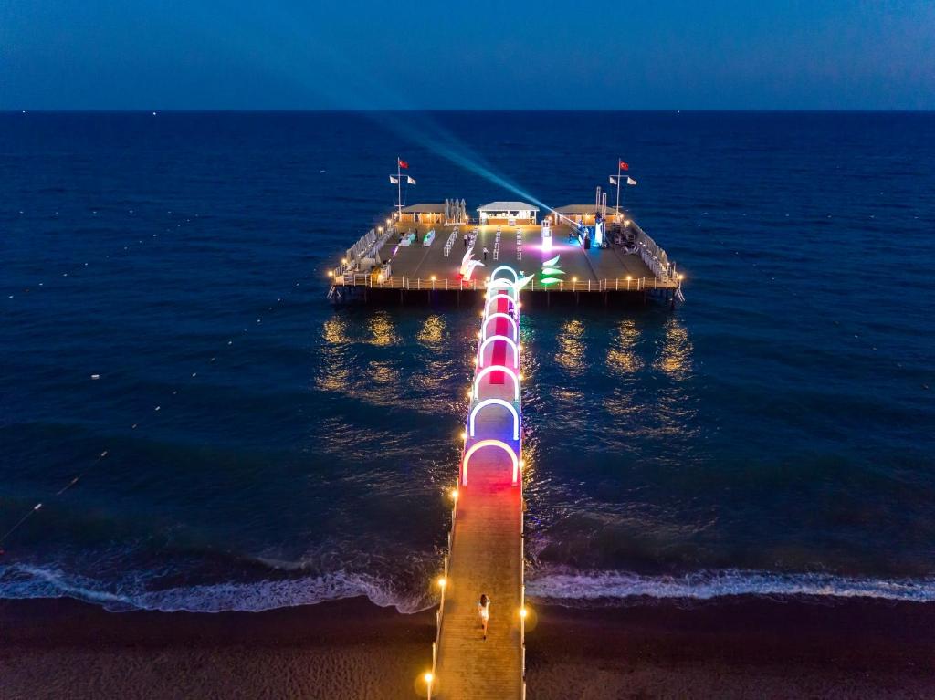 Apgaismots promenāde uz Royal Seginus pludmales molu piekrastē