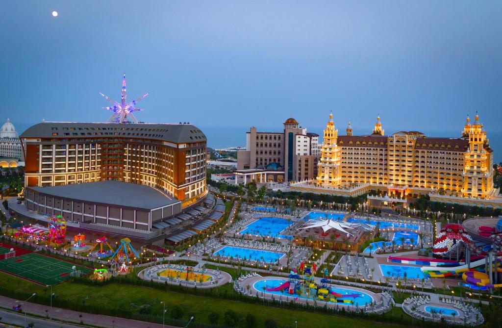 Royal Seginus viesnīca ar izsmalcinātu arhitektūru un ūdens atrakciju parku