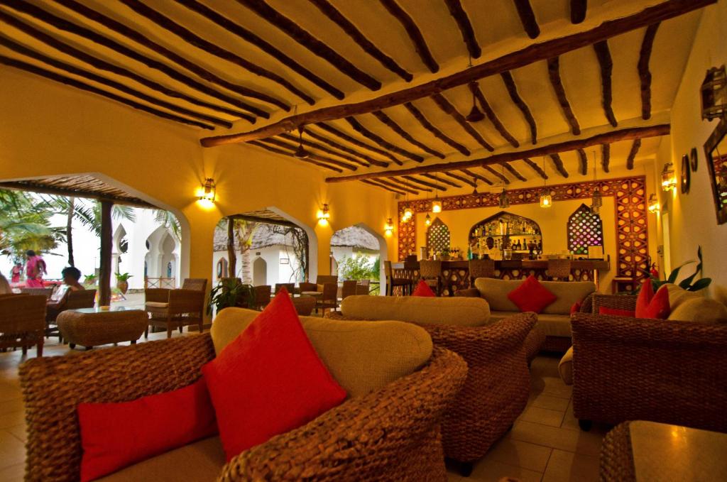 Sultan Sands Island Resort atpūtas zona ar bāru un komfortabliem krēsliem.