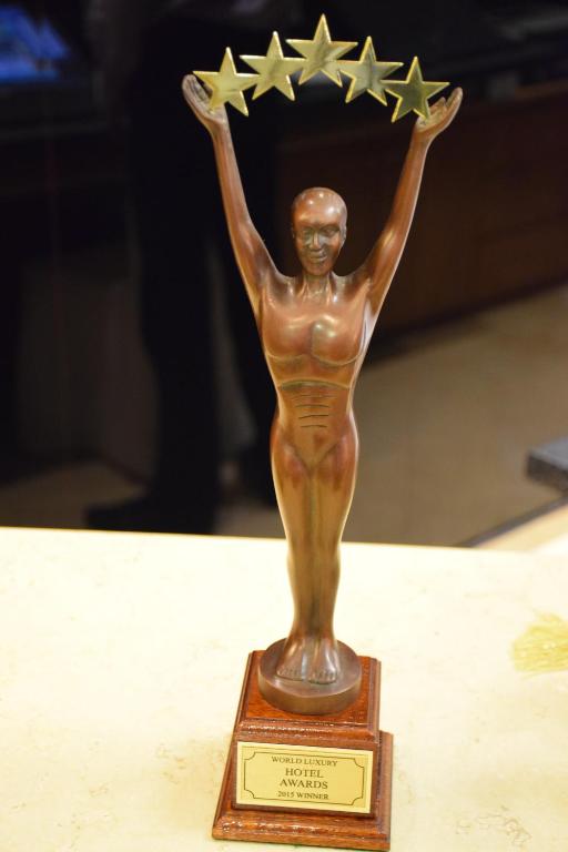 Balva ar stilizētu figūru, kas tur piecas zvaigznes, simbolizē augstas kvalitātes viesnīcu apbalvojumu. Balva ir izgatavota no bronzas un koka, ar uzrakstu "WORLD LUXURY HOTEL AWARDS 2018 WINNER".