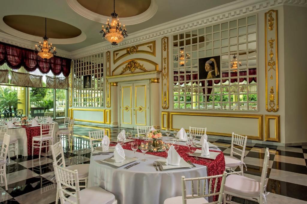 Elegant dining area at JOIA Paraiso by Iberostar with luxurious decor and table settings.