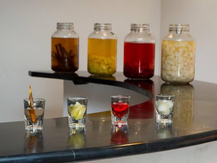 Hotel Plumeria degustācijas dzērieni uz letes